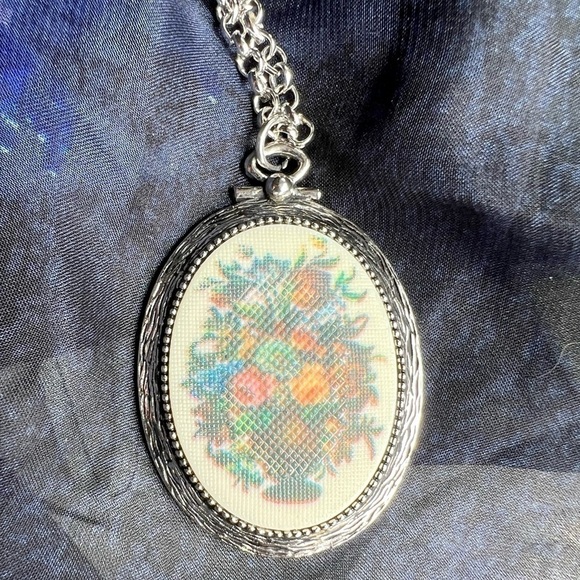 VINTAGE SARAH COVENTRY pendant necklace Silver tone chain Floral cabochon - Picture 4 of 5